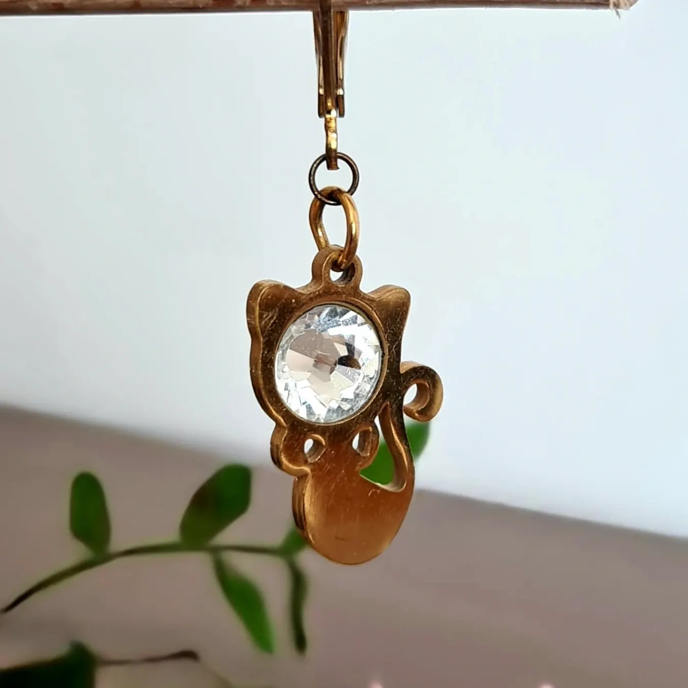 Náušnice - zlaté kočky s kamínkem 2