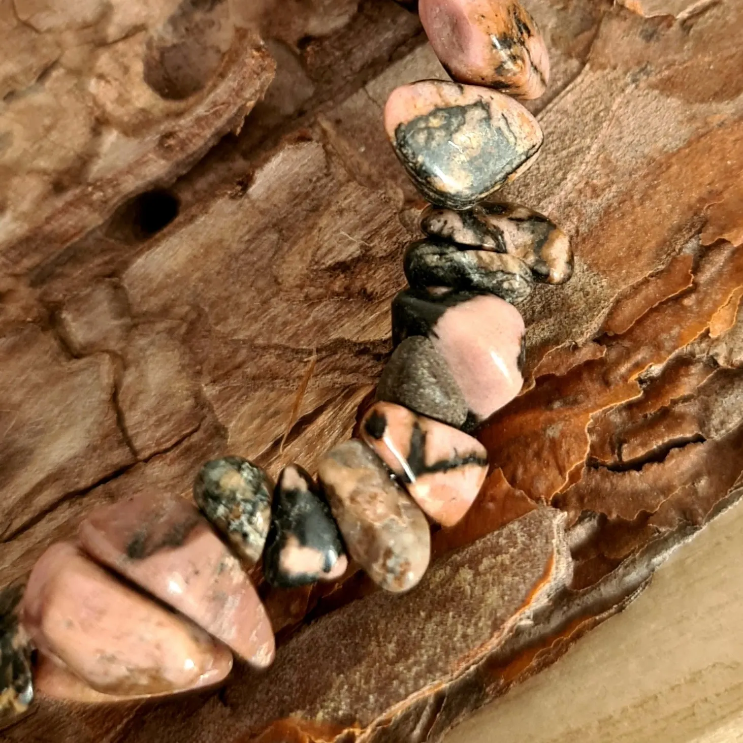 Náramek - zlomky - Rodonit tmavý 2